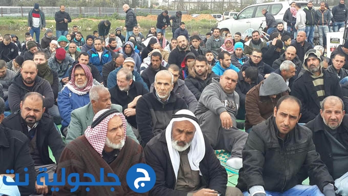 المئات في صلاة الجمعة مكان بيت ابراهيم الزبارقة المهدوم 